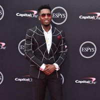 Bintang NBA Donovan Mitchell tampaknya seorang fans berat Spiderman. Tengok saja setelan dengan jas bermotif sarang laba-laba yang menjadi pilihan pebasket Utah Jazz ini. (Foto: Alberto E. Rodriguez/Getty Images)