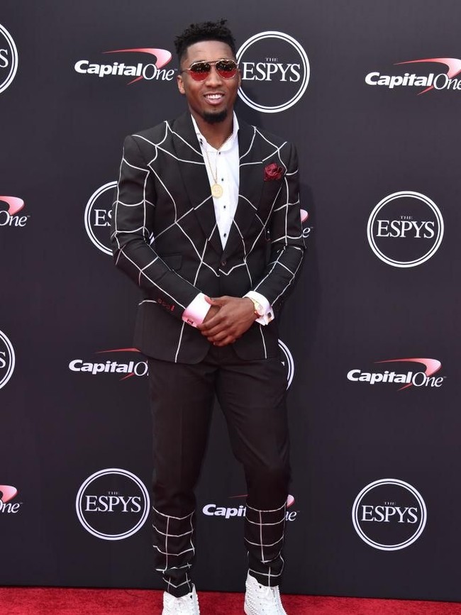 Bintang NBA Donovan Mitchell tampaknya seorang fans berat Spiderman. Tengok saja setelan dengan jas bermotif sarang laba-laba yang menjadi pilihan pebasket Utah Jazz ini. (Foto: Alberto E. Rodriguez/Getty Images)