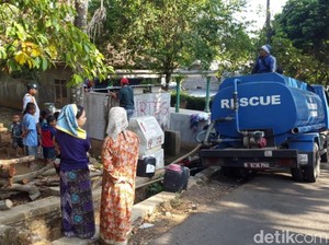 Kekeringan di Pasuruan Meluas, 10 Ribu Liter Air Disuplai ke 20 Desa