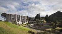 Ini adalah Hotel El Crater di Kota Quito, Ekuador. Sepintas hotel ini tampak biasa saja, sampai traveler tahu kalau hotel ini berada di bawah garis  khatulistiwa yang membelah Belahan Bumi Utara dan Selatan. (booking.com)