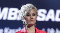 Agnez dan Denny Sumargo dekat lewat media sosial dan menjalin kasih hingga mempunyai panggilan mesra satu sama lain. Pool/Palevi S/detikFoto.