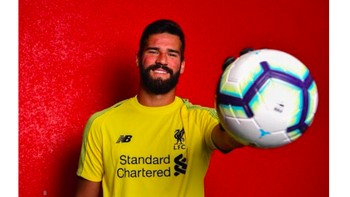Alisson seolah langsung memamerkan kemampuannya menangkap bola dengan satu tangan di depan Karius. Foto: istimewa