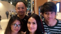 Seakan tahu postingannya bakal membuatnya semakin dibully, Iis pun menambahkan kata-katanya. Deuhh pasti gw makin kena bully dehhh Alemonggggg semoga ttp diberi kesabaran,  tulisnya. Foto: Instagram Iis Dahlia
