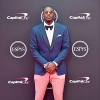 Devin Funchess, bintang NFL dari Carolina Panthers, bergaya necis dengan setelan, berikut dasi kupu-kupu, dan loafers. (Foto: Alberto E. Rodriguez/Getty Images)