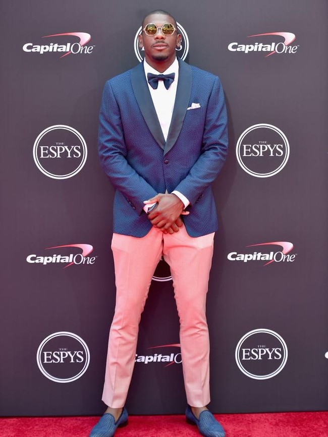 Devin Funchess, bintang NFL dari Carolina Panthers, bergaya necis dengan setelan, berikut dasi kupu-kupu, dan loafers. (Foto: Alberto E. Rodriguez/Getty Images)