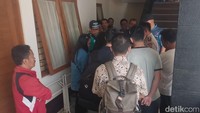 Yang nemuin bapak, kosnya udah dua tahun. Dulu kamarnya dibawah, tapi pindah ke atas, kosannya mau habis, tinggal dua bulan lagi, kata istri penjaga kos  