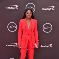 Gagal merebut gelar Prancis Terbuka Roland Garros Juni lalu, petenis AS Sloane Stephens bersinar di karpet merah dalam balutan setelan merah Alexander McQueen. (Foto: Alberto E. Rodriguez/Getty Images)