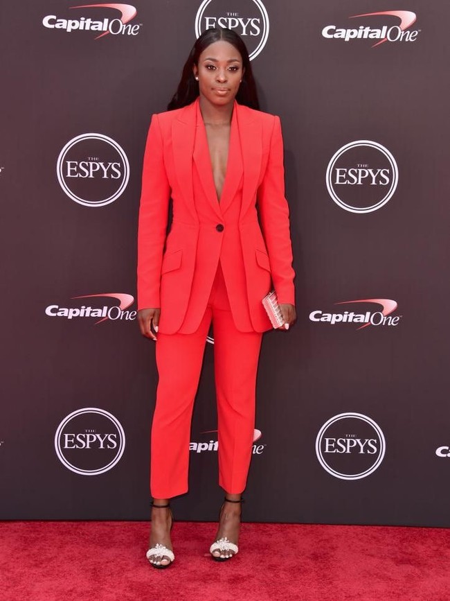 Gagal merebut gelar Prancis Terbuka Roland Garros Juni lalu, petenis AS Sloane Stephens bersinar di karpet merah dalam balutan setelan merah Alexander McQueen. (Foto: Alberto E. Rodriguez/Getty Images)
