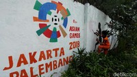 Petugas PPSU tampak mempercantik tembok di kawasan Lapangan Tembak, Jakarta, Jumat (20/7/2018).