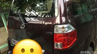 Bisa jadi ini impian si pemilik mobil untuk mendapatkan mobil Lexus. Semoga bisa terbeli ya Lexus-nya. Foto: Habibie