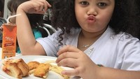 Akun instagram @ariannhaamora.lemos ini berisi galeri foto kegiatan sehari-hari Amora. Termasuk saat makan. Putri Krisdayanti dan Raul Lemos ini selalu tampil cantik menggemaskan saat makan. Foto: instagram @ariannhaamora.lemos