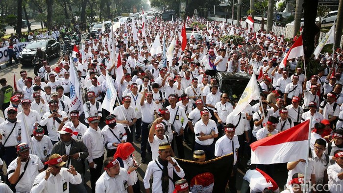 Para pekerja yang tergabung dalam Federasi Serikat Pekerja Pertamina Bersatu menggelar aksi di Kantor Pusat Pertamina, Jumat (20/7/2018).