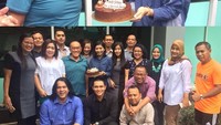Perayaan ulang tahun Aburizal makin meriah dengan kehadiran cake cokelat. Mertua Nia Ramadhani ini masih terlihat bugar di usianya yang sudah memasuki kepala tujuh. Foto: Instagram aburizalbakrie.id