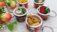 Ramen cup hingga KFC juga dibentuk jadi gantungan kunci yang unik. Bentuknya kecil dan imut, isi 6 nya dijual dengan harga Rp 58.000-an. Foto: Instagram @estheraccessories