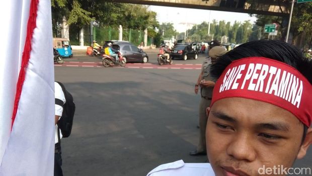Ribuan Pekerja 'Putihkan' Kantor Pusat Pertamina