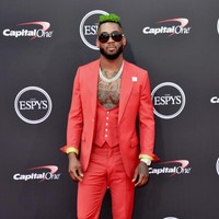 Nggak kalah nyentriknya, rekan Odell sesama bintang NFL Jalen Mills. Setelan merah terang tanpa dalaman menjadi andalan cornerback Philadelphia Eagles itu. (Foto: Alberto E. Rodriguez/Getty Images)