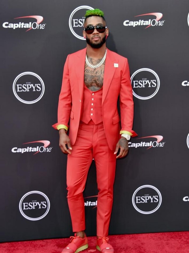 Nggak kalah nyentriknya, rekan Odell sesama bintang NFL Jalen Mills. Setelan merah terang tanpa dalaman menjadi andalan cornerback Philadelphia Eagles itu. (Foto: Alberto E. Rodriguez/Getty Images)