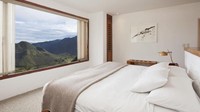 Berada di tempat ini, traveler bisa berdiri di 2 belahan bumi sekaligus, yaitu utara dan selatan. Selain itu, kamar hotelnya juga terlihat nyaman. (booking.com)