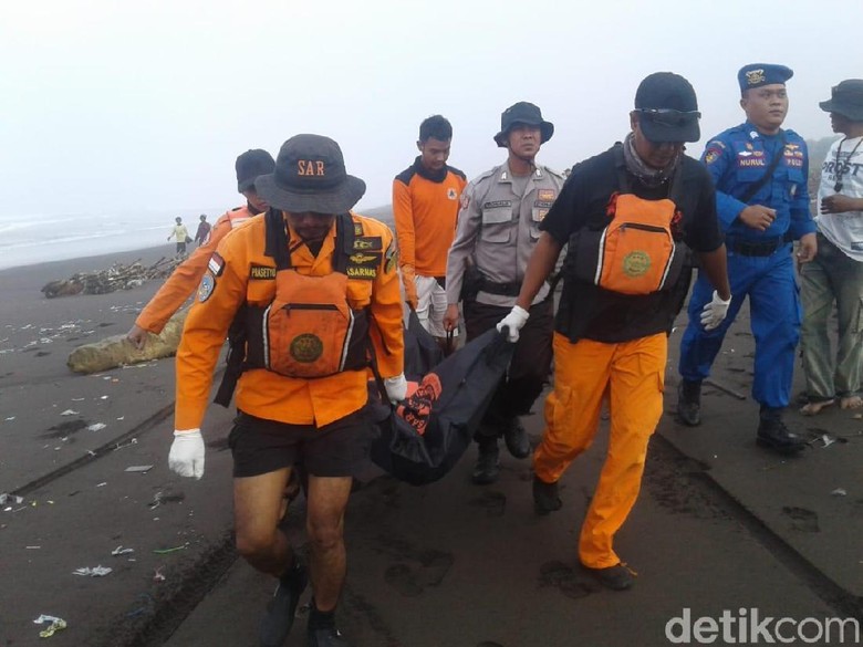 Satu Jenazah Ditemukan, Korban Kapal Tenggelam di Jember 7 Orang Satu Jenazah Ditemukan, Korban Kapal Tenggelam di Jember 7 Orang
