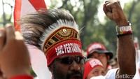 Para pekerja memprotes kebijakan Menteri Usaha Milik Negara (BUMN) Rini Soemarno dari beredarnya surat penjualan aset PT Pertamina (Persero). 