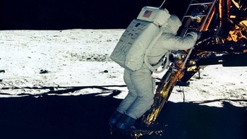 Buzz Aldrin menyusul Armstrong sekitar 20 menit kemudian. Foto: NASA