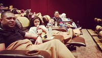 KD dan keluarganya ini memang selalu kompak dalam berbagai kegiatan. Kalau ini saat lagi nonton di bioskop. Amora asyik menyeruput minumannya, sluurp! Foto: instagram @ariannhaamora.lemos