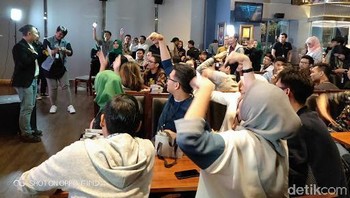 Mereka dibebaskan untuk mengulik dan mengoprek keunggulan ponsel ini. Foto: Lucki Aprilianto/detikcom