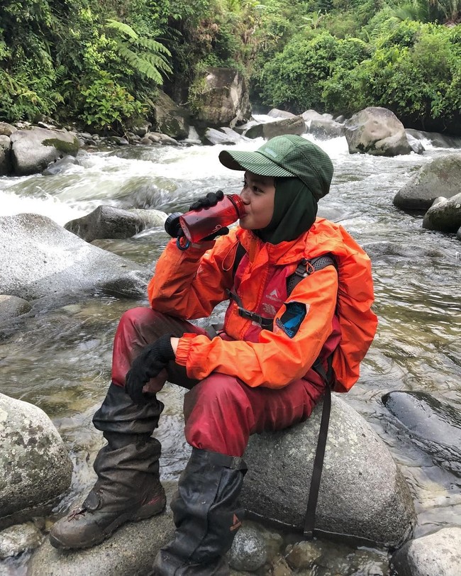 Kalau aku biasa pakai baju untuk hikking itu pertama baselayer terus soft sell, terus luarnya baru pakai wind breaker atau windstoper selain menjaga suhu tubuh tetap terjaga dan tidak mudah drop soalnya kalau sampai drop turun bisa mengarah ke hipotermia, tulis Khansa di akun Instagram-nya @khansa_summiters Foto: Instagram/Khansa_summiters