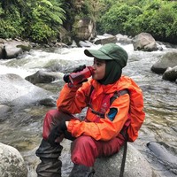 Kalau aku biasa pakai baju untuk hikking itu pertama baselayer terus soft sell, terus luarnya baru pakai wind breaker atau windstoper selain menjaga suhu tubuh tetap terjaga dan tidak mudah drop soalnya kalau sampai drop turun bisa mengarah ke hipotermia, tulis Khansa di akun Instagram-nya @khansa_summiters Foto: Instagram/Khansa_summiters