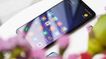 Mi Max hadir dengan bentangan 6,9 inch dengan resolusi Full HD+ dan tanpa notch. Mengusung aspek rasio 18:9 dengan bezel tipis di kiri dan kanan layar. Foto: Sina Mobile