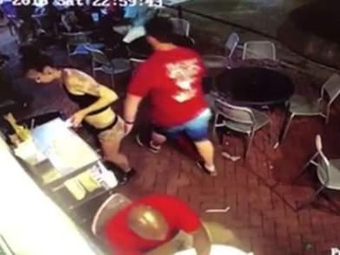 Savage! Pelayan Wanita Ini Banting Pria yang Melecehkannya