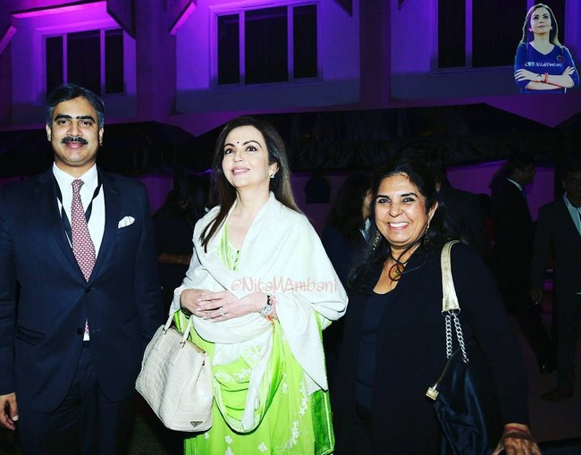 Nita Ambani yang merupakan ibu dari tiga anak ini dikabarkan memiliki banyak koleksi tas branded dari berbagai merek. Mulai dari Hermes, Gucci, Dior, Chanel hingga Balenciaga dimilikinya. Dan salah satunya adalah tas putih dari Prada yang dipakainya di foto ini. Foto: Viral Bhayani, Highheelconfidential
