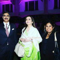 Nita Ambani yang merupakan ibu dari tiga anak ini dikabarkan memiliki banyak koleksi tas branded dari berbagai merek. Mulai dari Hermes, Gucci, Dior, Chanel hingga Balenciaga dimilikinya. Dan salah satunya adalah tas putih dari Prada yang dipakainya di foto ini. Foto: Viral Bhayani, Highheelconfidential