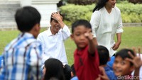 Ada puluhan anak diundang ke Istana Kepresidenan. Mereka berkumpul di halaman tengah Istana Merdeka, Jl Medan Merdeka Utara, Jakarta Pusat, Jumat (20/7/2018).