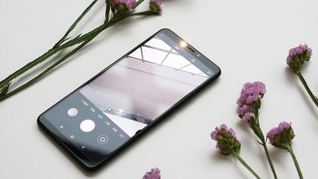 Di atas layar Mi Max 3 terpasang kamera selfie berukuran 8 MP mendukung face unlock. Foto: Sina Mobile