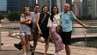 Dia malah memposting beberapa foto yang menunjukkan dirinya dan keluarga sedang berlibur bersama. Maaf org yg anda BULLY sedang santai, tulis Iis Dahlia. Foto: Instagram Iis Dahlia