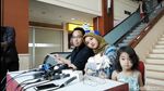 Gaya Liburan Iis Dahlia, Luna Maya Jadi Suzzanna