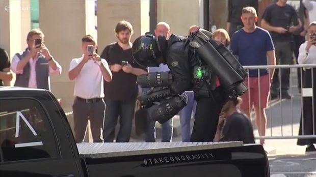 Keren! Mal di London Jual Kostum Terbang Iron Man 