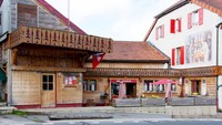 Inilah Hotel Arbez Franco Suisse yang terletak di perbatasan Swiss dan Prancis. Bagian dapur, ruang makan dan beberapa kamar tamu hotel dipisahkan oleh garis yang menandai batas 2 negara, yaitu Prancis dan Swiss. (booking.com)