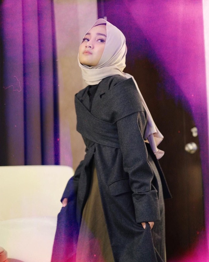 Tips Pilih Baju dan Hijab untuk Tubuh Mungil Ala Fatin Shidqia