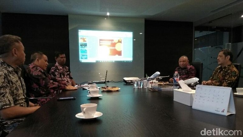Bupati Banyuwangi, Azwar Anas bertemu Direktur Komersial Sriwijaya Air, Toto Nurcahyo (Ardian/detikTravel) Bupati Banyuwangi, Azwar Anas bertemu Direktur Komersial Sriwijaya Air, Toto Nurcahyo (Ardian/detikTravel)