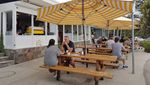 Sayang Dilewatkan! 8 Restoran Ini Tawarkan Pemandangan Laut Biru!