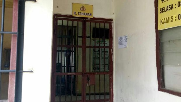 ahanan kasus narkoba dan pencurian itu kabur dengan menjebol atap plafon sel tahanan.