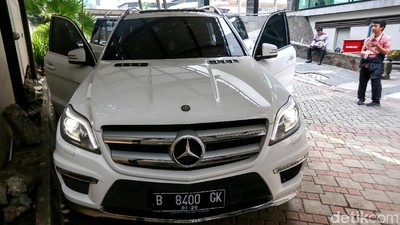 Mercy GL 400 Milik Koruptor Ini Laku Rp 1M