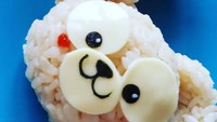 Imut banget ya? nasi putih atau nasi goreng juga bisa dibentuk jadi kepala beruang. Guankan keju, kedelai hitam dan potongan nori untuk membuat mata dan hidungnya. Foto: Instagram @yocchimama-chiyuki