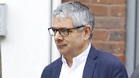 Ia dikabarkan meninggal dunia karena kecelakan mobil saat melakukan adegan berbahaya. Foto: Dok. Instagram/rowan.atkinson.fan