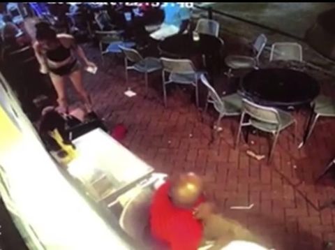 Savage! Pelayan Wanita Ini Banting Pria yang Melecehkannya