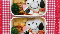  Nasi putih bisa dibentuk kadi Snoopy yang lucu memakai guntingan nori. Lauknya ayam goreng dan telur dadar. Foto: Instagram @miyu213213