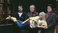 Rowan Atkinson mengawali karir lewat acara komedi bersama Mel Smith, Griff Rhys Jones dan Pamela Stephenson pada tahun 1980 awal. Keystone/Hulton Archive/Getty Images