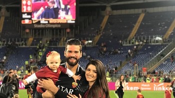 Natalia juga sempat hadir dalam beberapa pertandingan Alisson. Foto: Instagram/natalialbecker